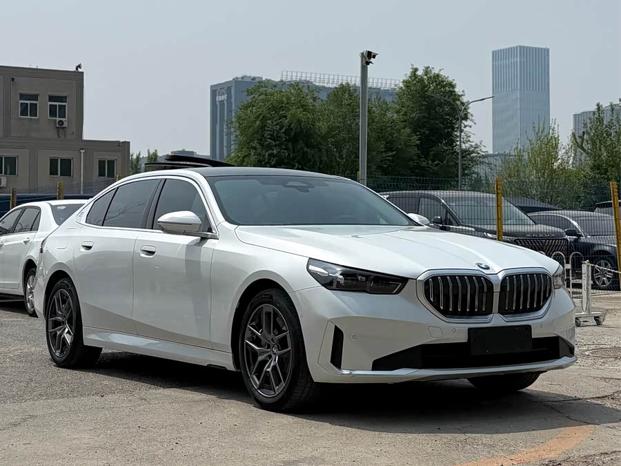 BMW 5 Series 2024 530Li Luxury Edition - zdjęcie 3