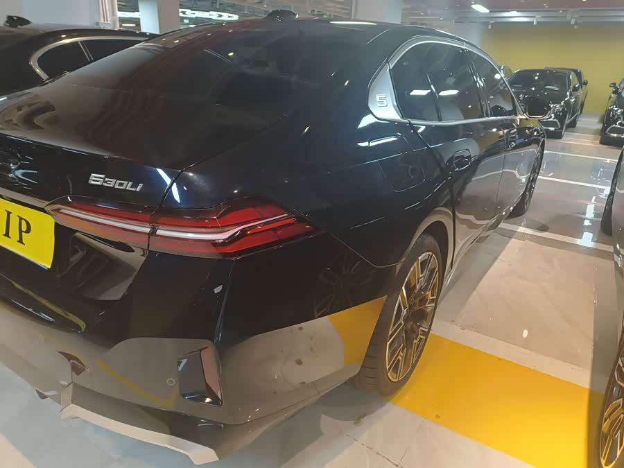 BMW 5 Series 2025 530Li Deluxe M Sport Package - zdjęcie 13