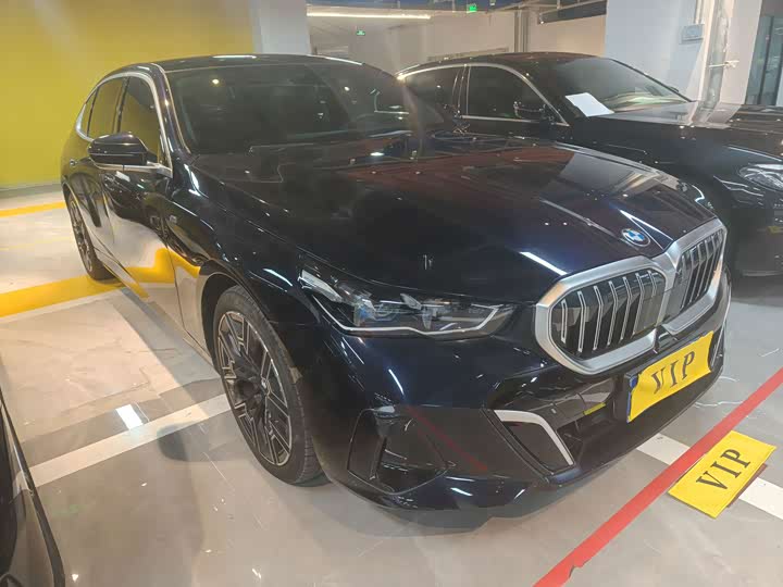 BMW 5 Series 2025 530Li Deluxe M Sport Package - zdjęcie 18