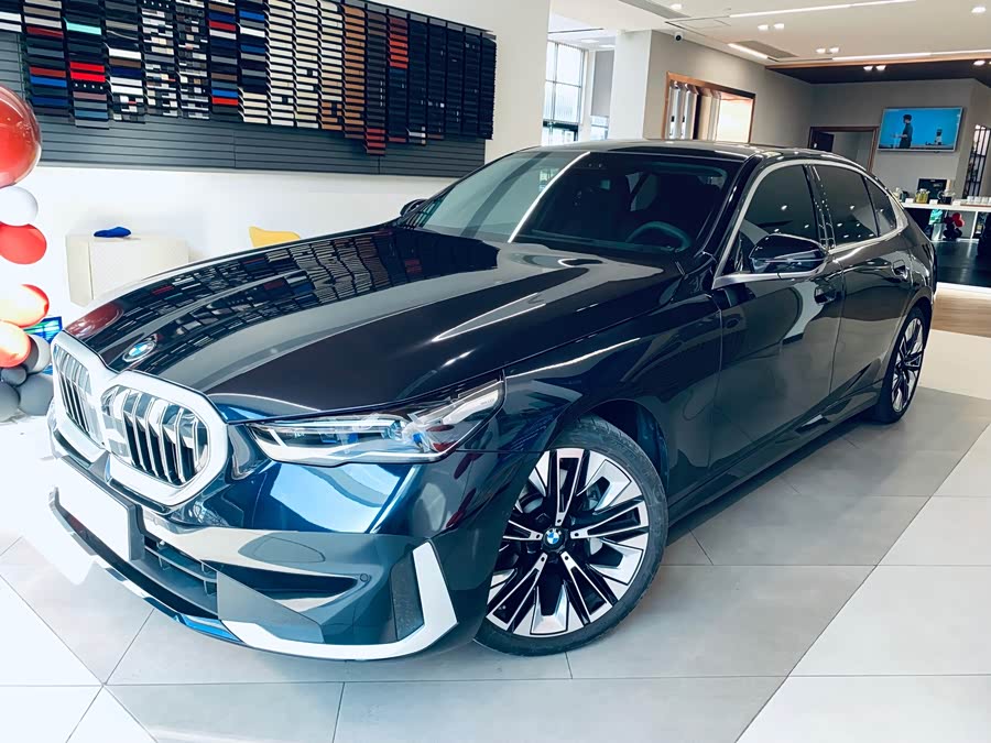 BMW 5 Series 2025 530Li Luxury Package - zdjęcie 1