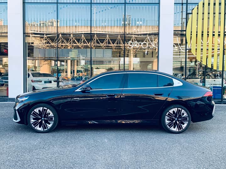 BMW 5 Series 2025 530Li Luxury Package - zdjęcie 19