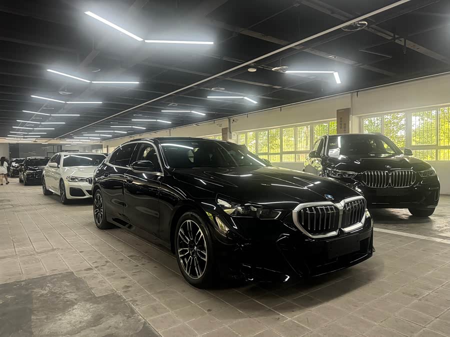 BMW 5 Series 2026 530Li Luxury M Sport Package - zdjęcie 2