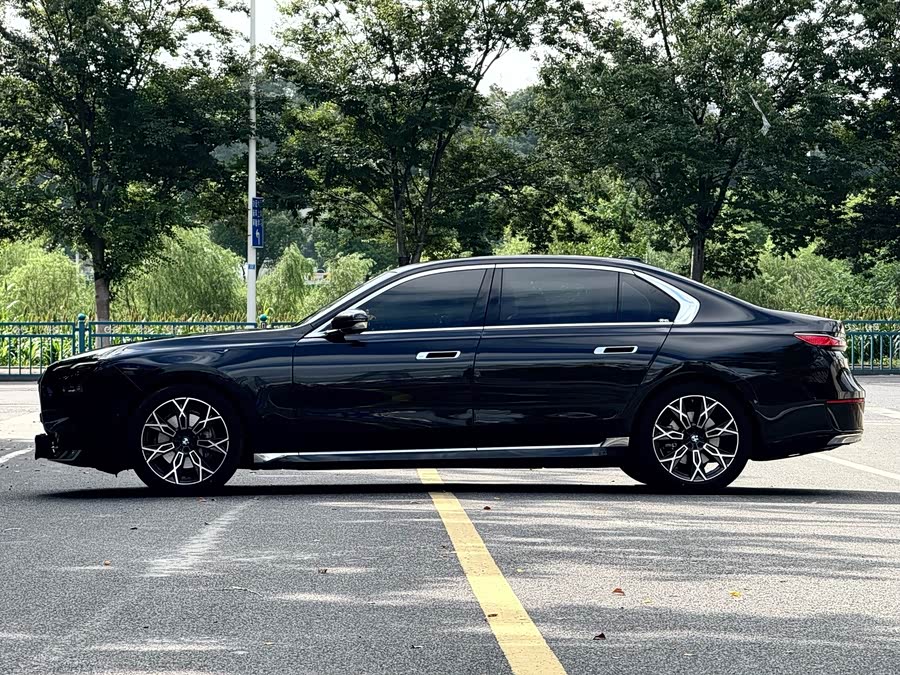 BMW 7 Series 2023 735Li Luxury Package - zdjęcie 3