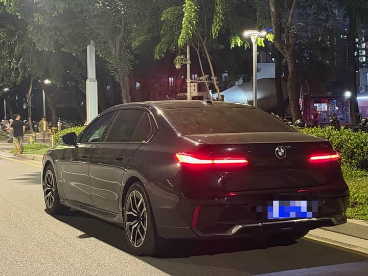 BMW 7 Series 2023 735Li M Sport Package - zdjęcie 14