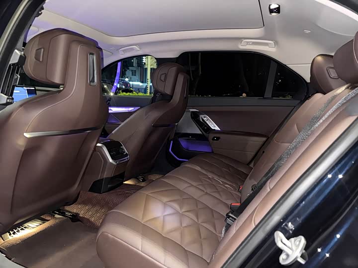 BMW 7 Series 2023 735Li M Sport Package - zdjęcie 18