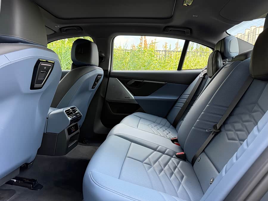 BMW i5 2024 eDrive 35L Luxury M Sport Package - zdjęcie 13