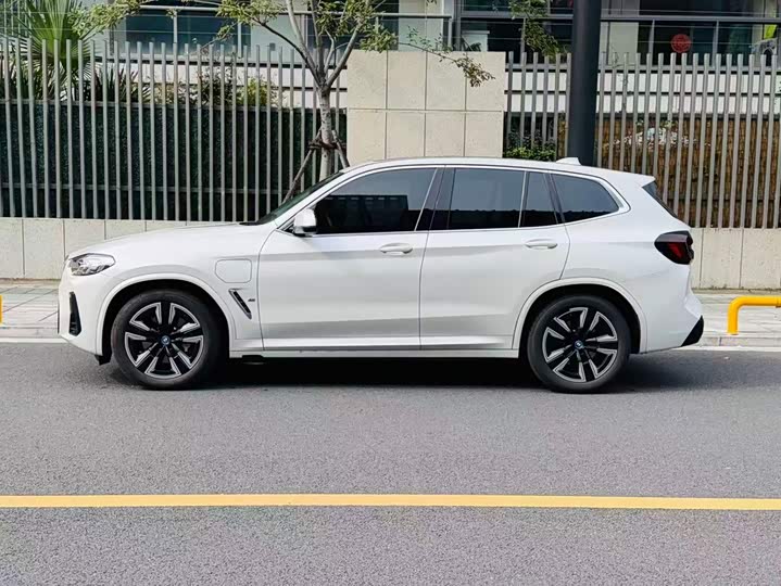 BMW iX3 2023 Leading Edition - zdjęcie 19