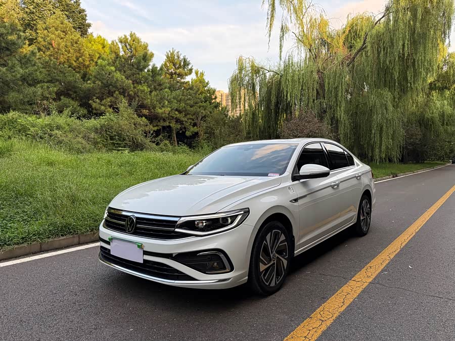Bora 2024 300TSI DSG Executive - zdjęcie 1