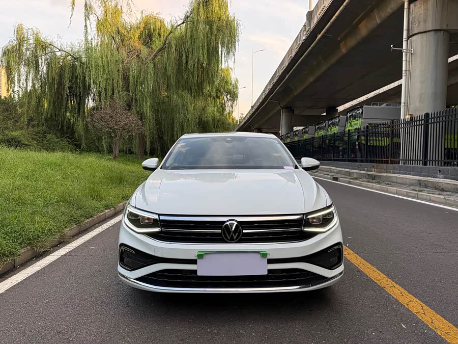 Bora 2024 300TSI DSG Executive - zdjęcie 2