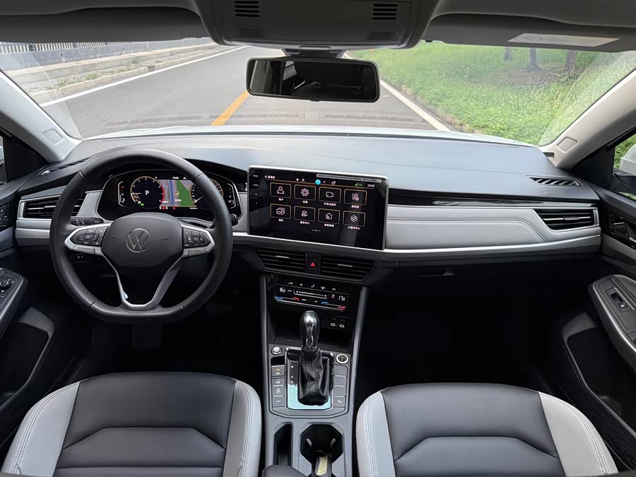 Bora 2024 300TSI DSG Executive - zdjęcie 11