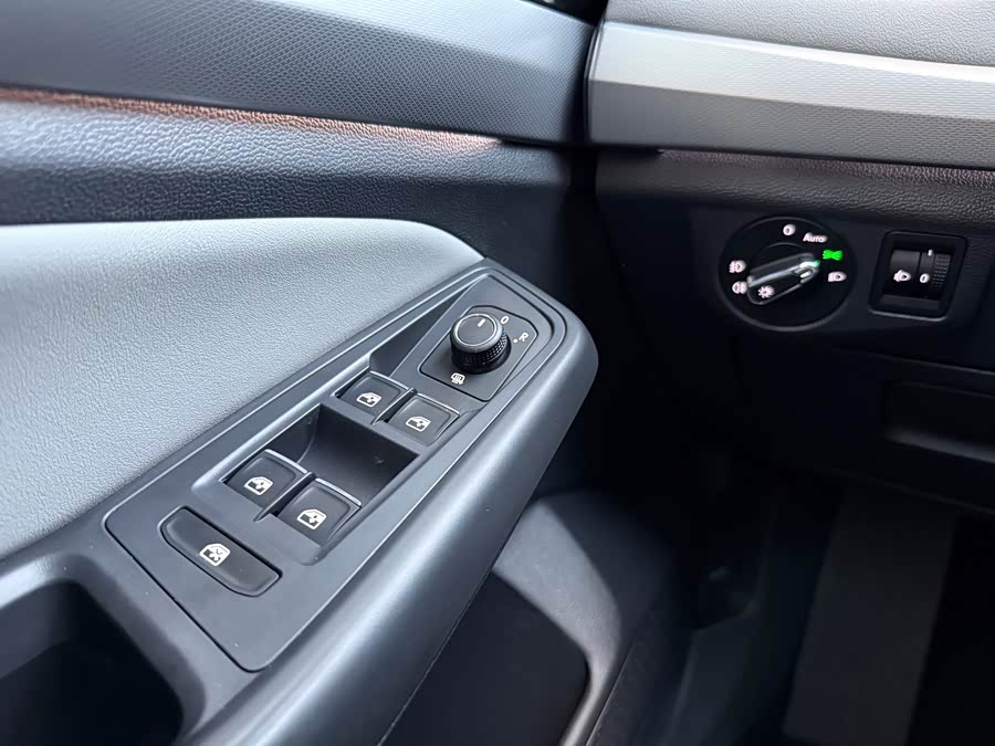 Bora 2024 300TSI DSG Executive - zdjęcie 13