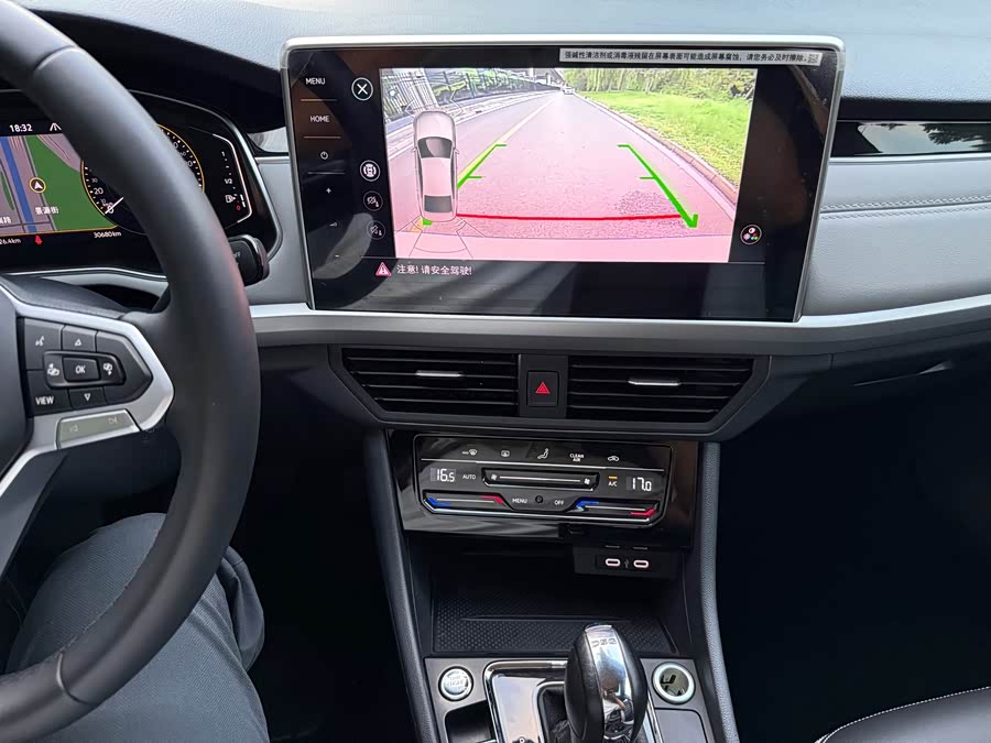 Bora 2024 300TSI DSG Executive - zdjęcie 17
