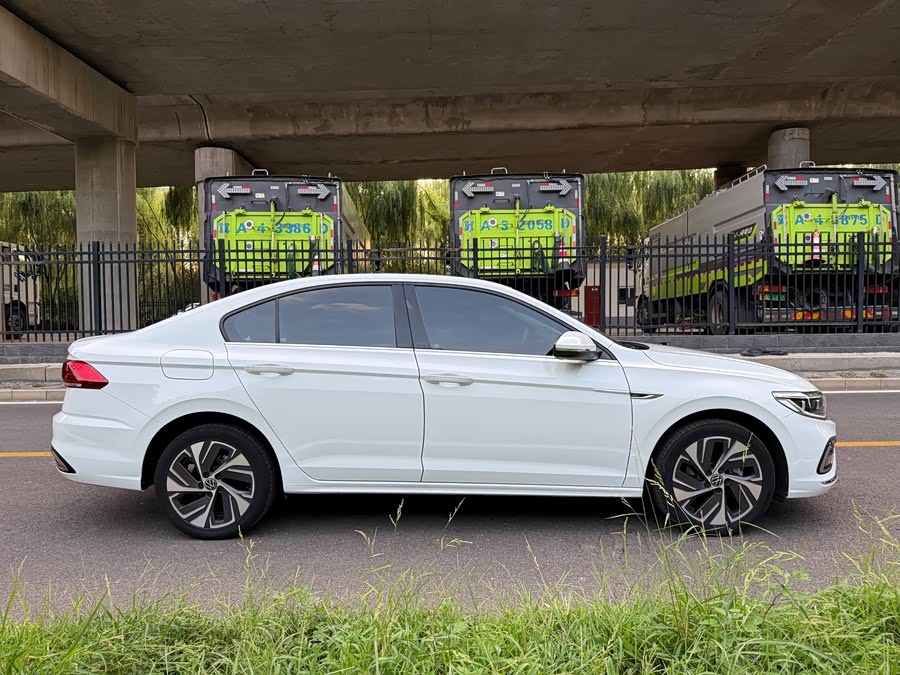 Bora 2024 300TSI DSG Executive - zdjęcie 4