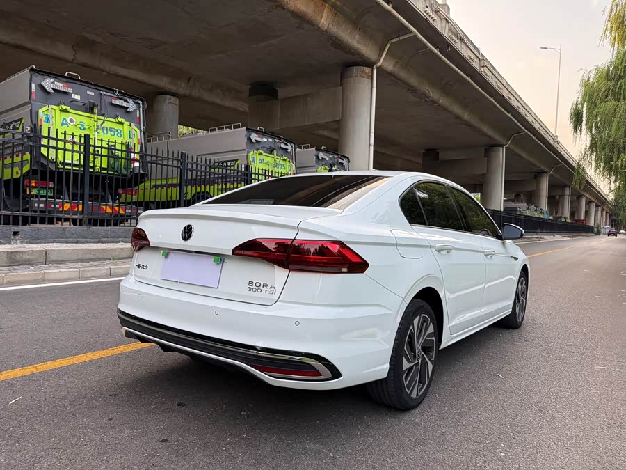 Bora 2024 300TSI DSG Executive - zdjęcie 5