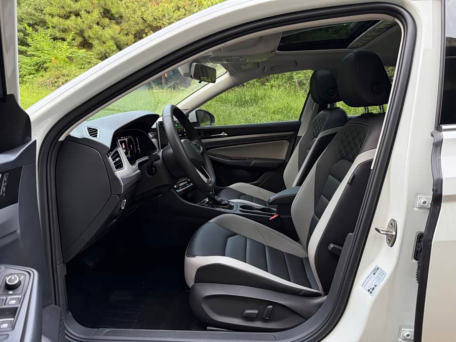 Bora 2024 300TSI DSG Executive - zdjęcie 7