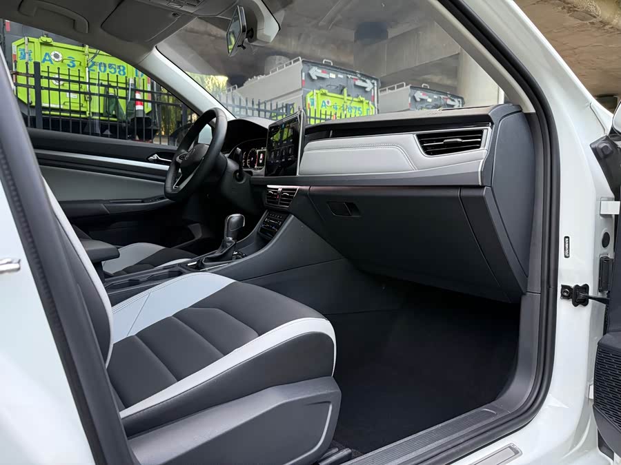 Bora 2024 300TSI DSG Executive - zdjęcie 9