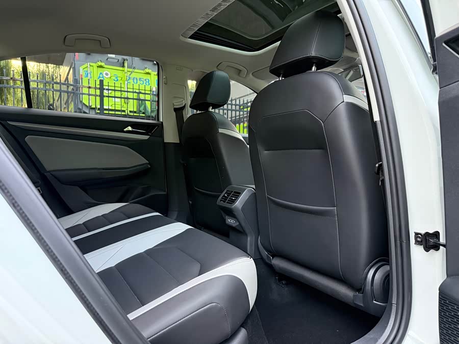 Bora 2024 300TSI DSG Executive - zdjęcie 10