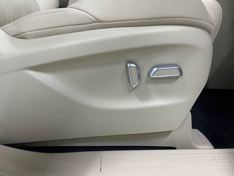 Buick GL8 New Energy 2025 Luxurious Version - zdjęcie 13