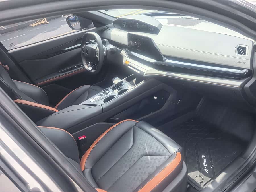 Changan UNI-V 2023 1.5T Premium - zdjęcie 15