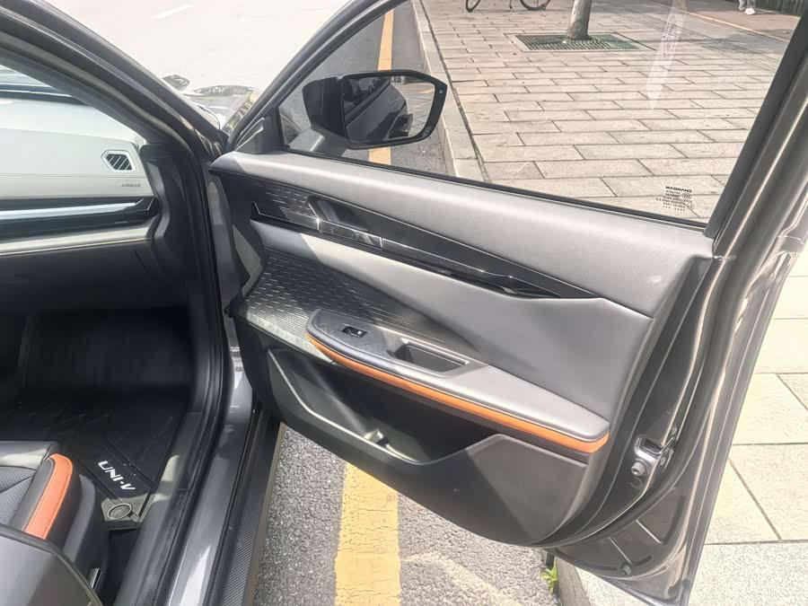 Changan UNI-V 2023 1.5T Premium - zdjęcie 16