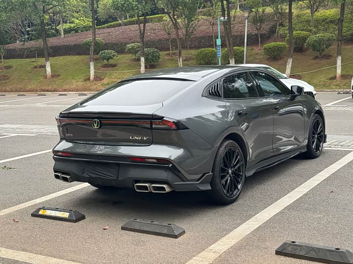 Changan UNI-V 2024 1.5T Premium Sports Edition - zdjęcie 18
