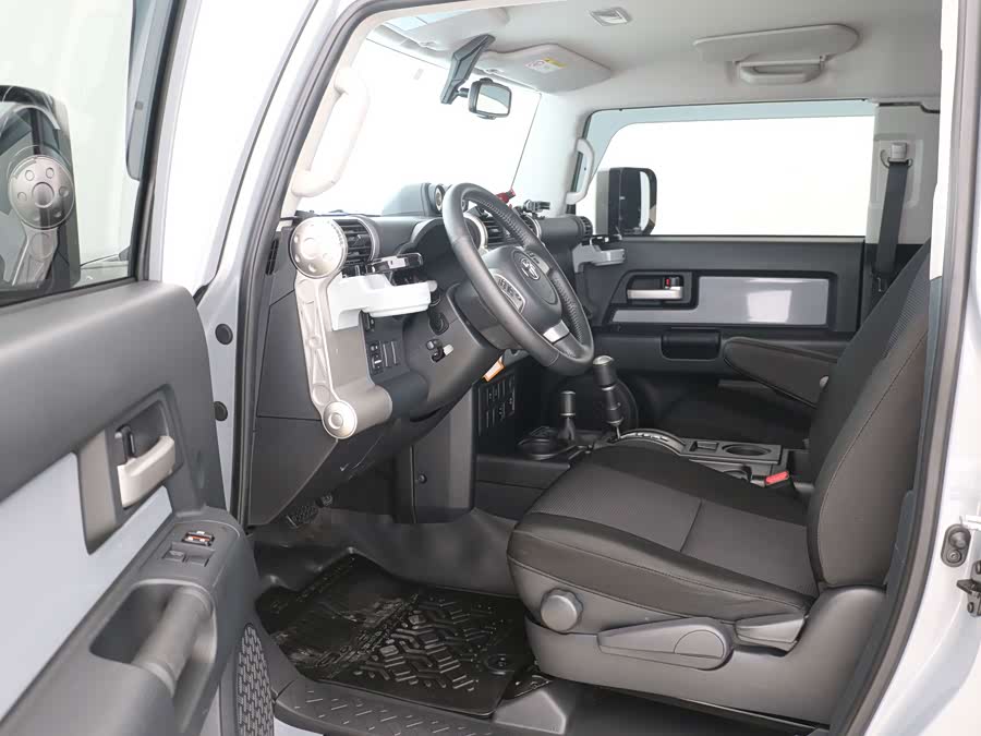 FJ Cruiser 2023 4.0L GX-R Middle East - zdjęcie 4