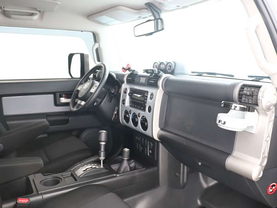 FJ Cruiser 2023 4.0L GX-R Middle East - zdjęcie 9