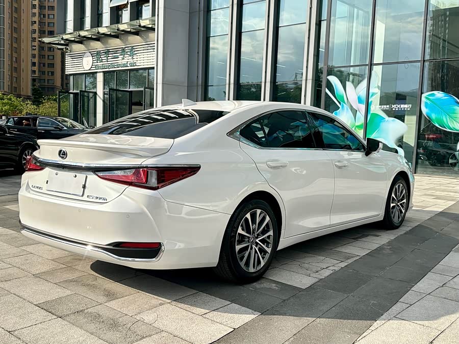 Lexus ES 2022 300h Excellence - zdjęcie 4