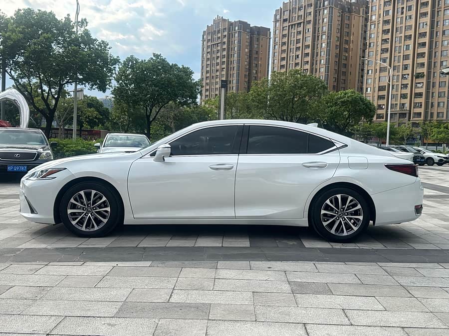 Lexus ES 2022 300h Excellence - zdjęcie 7