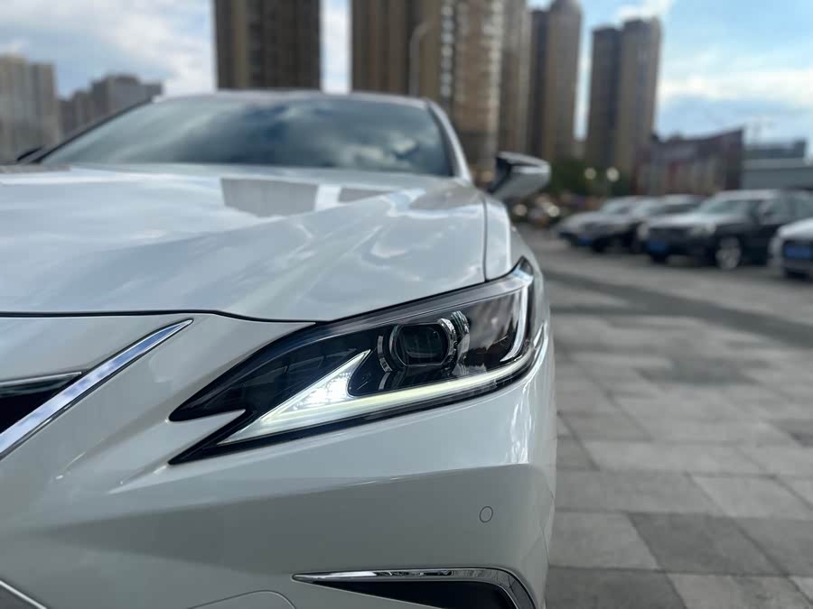 Lexus ES 2022 300h Excellence - zdjęcie 8