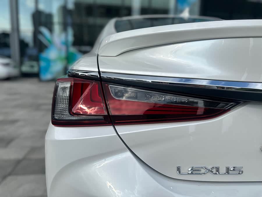 Lexus ES 2022 300h Excellence - zdjęcie 9