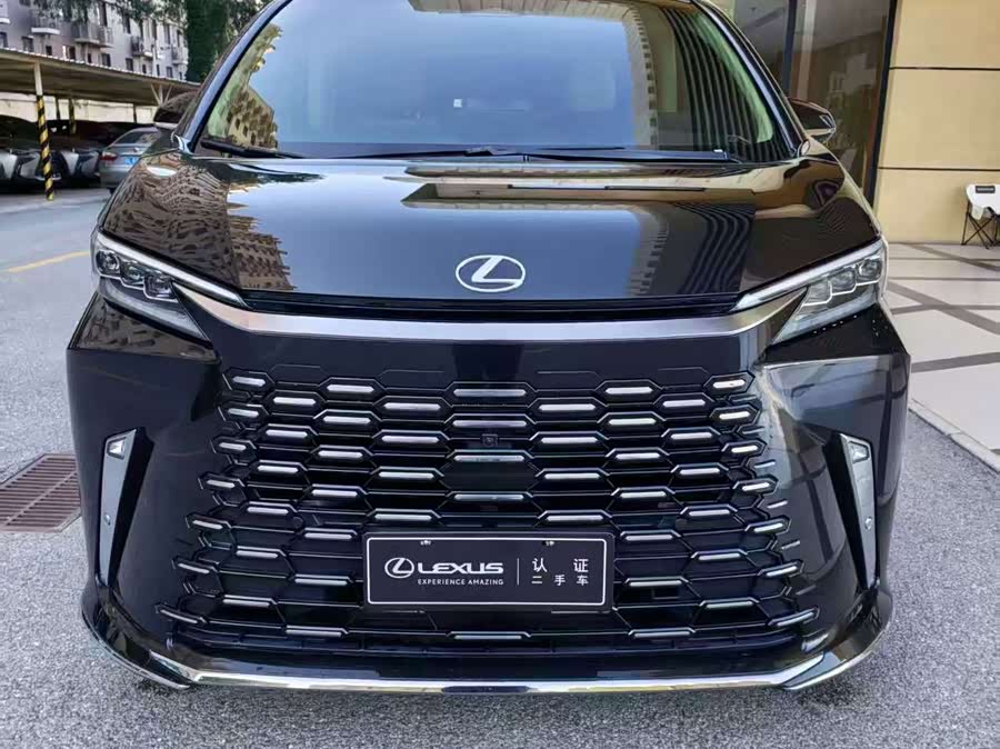 Lexus LM 2023 500h 6-Seater Prestige - zdjęcie 1