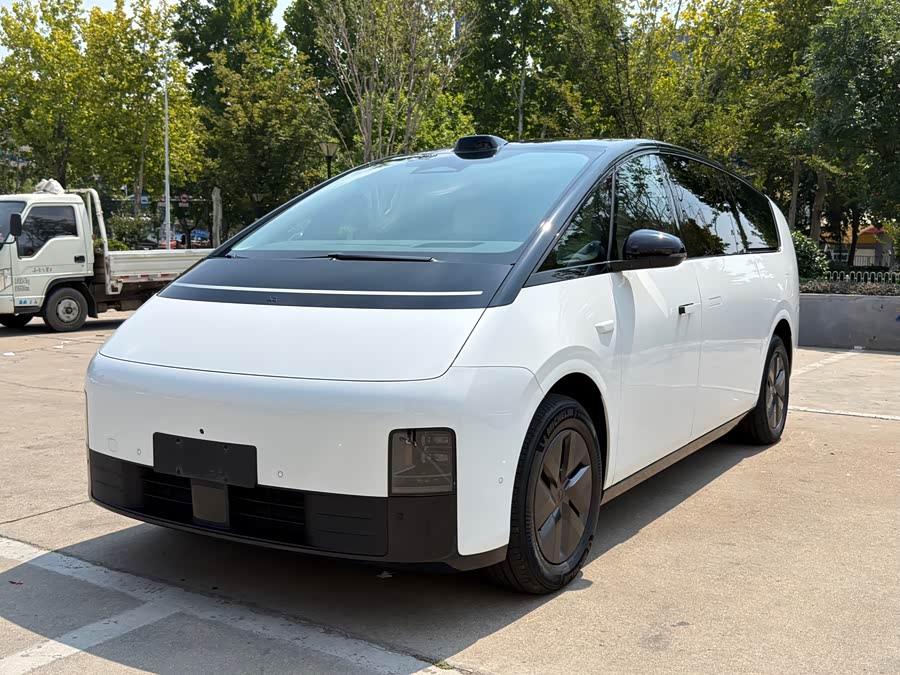 Li Xiang MEGA 2024 Ultra - zdjęcie 2