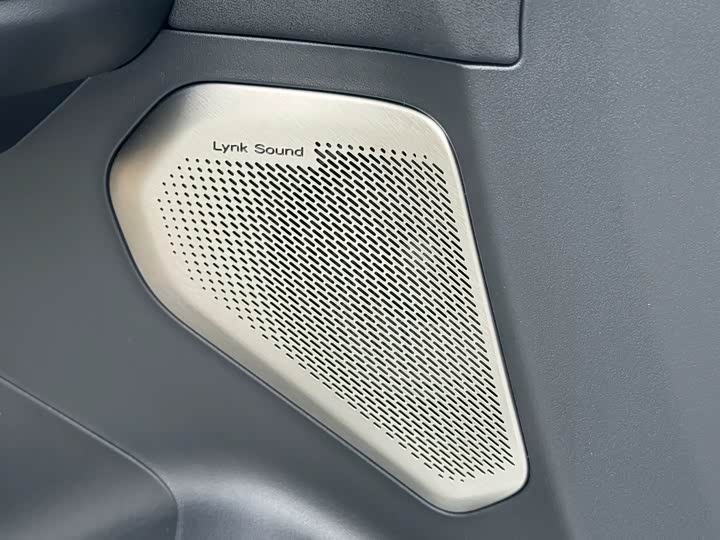 Lynk & Co 03 1.5TD DCT Pro - zdjęcie 13