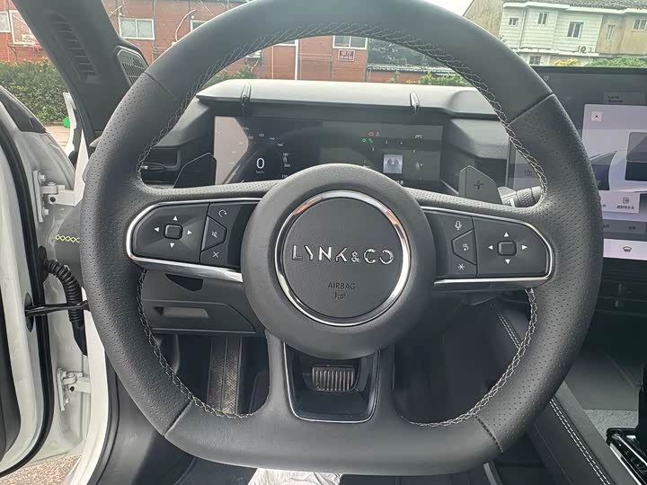 Lynk & Co 03 1.5TD DCT Pro - zdjęcie 14