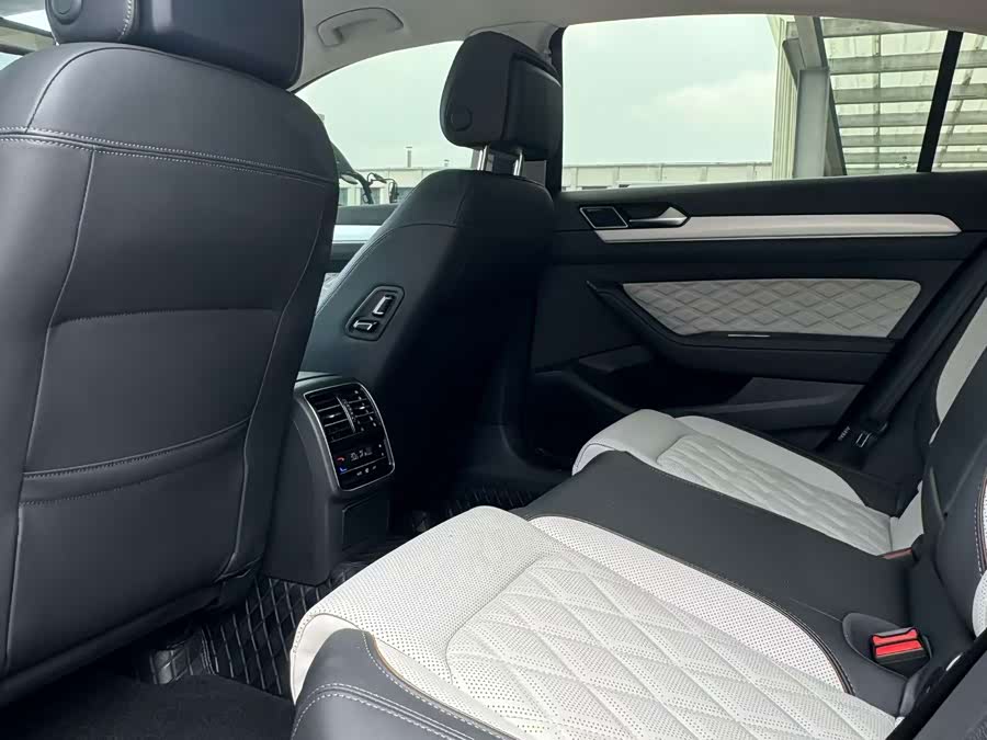 Magotan 2023 2 Million Units Commemorative Edition 330TSI DSG Luxury Type - zdjęcie 7