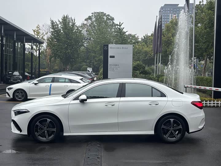 Mercedes-Benz A-Class 2023 A 200 L Fashion Edition - zdjęcie 13