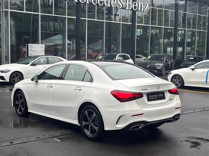 Mercedes-Benz A-Class 2023 A 200 L Fashion Edition - zdjęcie 14