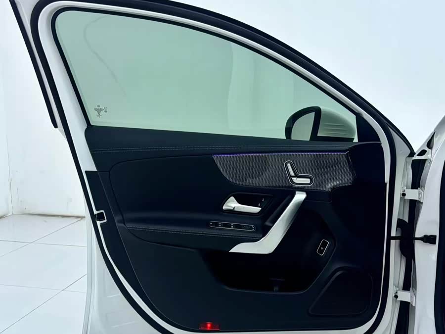 Mercedes-Benz A-Class 2023 A 200 L Fashion Edition - zdjęcie 15