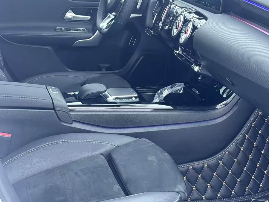 Mercedes-Benz A-Class 2023 A 200 L Fashion Edition - zdjęcie 17