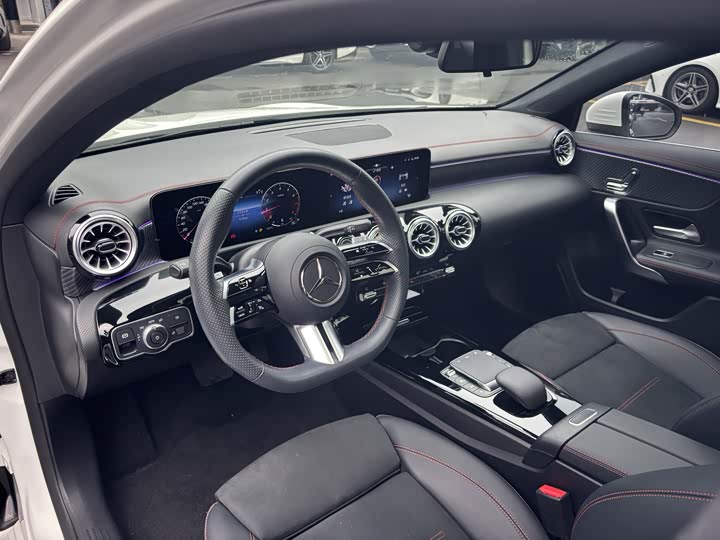Mercedes-Benz A-Class 2023 A 200 L Fashion Edition - zdjęcie 17