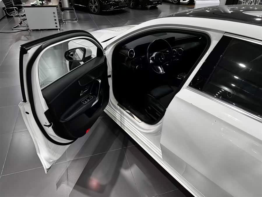 Mercedes-Benz A-Class 2024 A 200 L Dynamic - zdjęcie 13