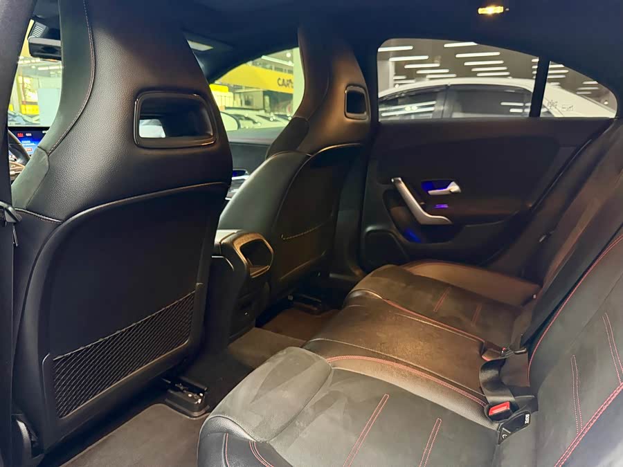 Mercedes-Benz CLA 200 4MATIC - zdjęcie 11