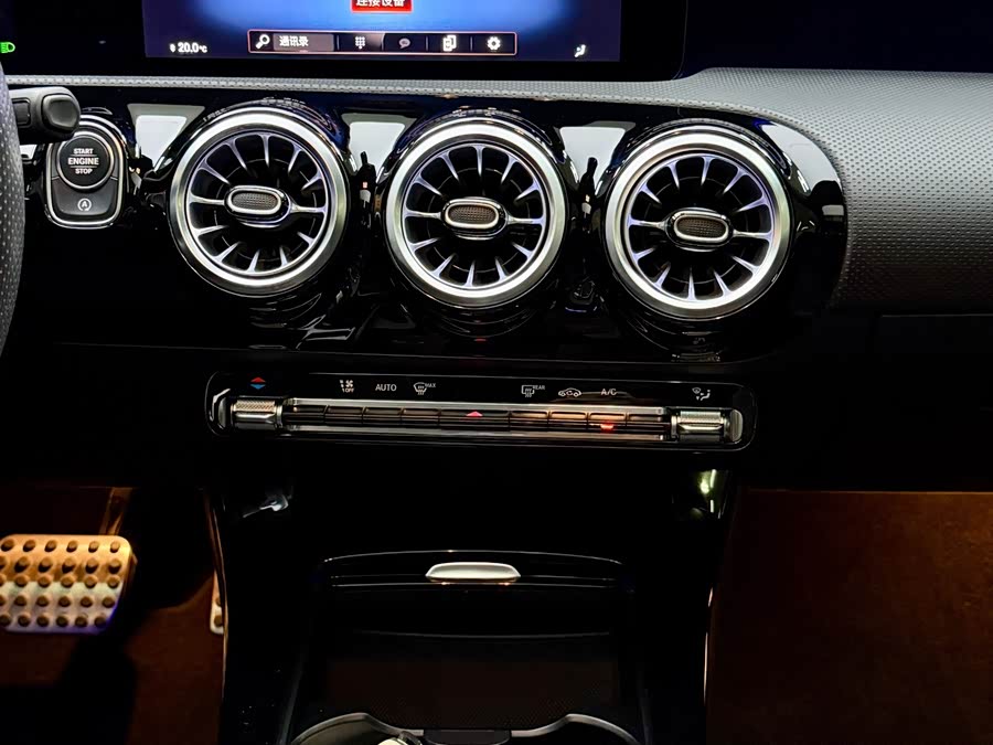 Mercedes-Benz CLA 200 4MATIC - zdjęcie 9