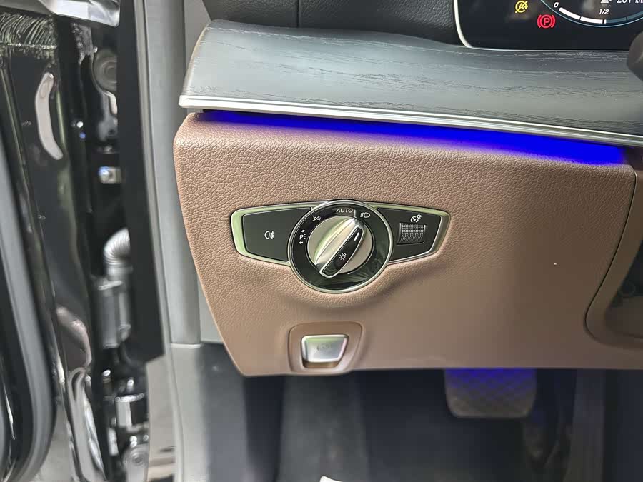 Mercedes-Benz E-Class 2023 E 300 L Sport Luxury - zdjęcie 16
