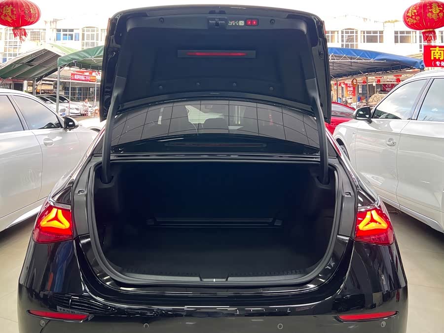 Mercedes-Benz E-Class 2025 E 300 L Luxury - zdjęcie 13
