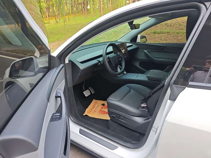 Model Y 2025 RWD - zdjęcie 17