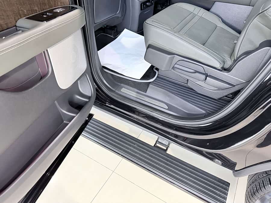 Navigator 2022 3.5T Long Wheelbase President - zdjęcie 13