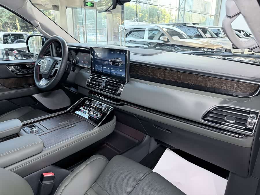 Navigator 2022 3.5T Long Wheelbase President - zdjęcie 15
