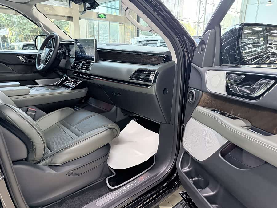 Navigator 2022 3.5T Long Wheelbase President - zdjęcie 17